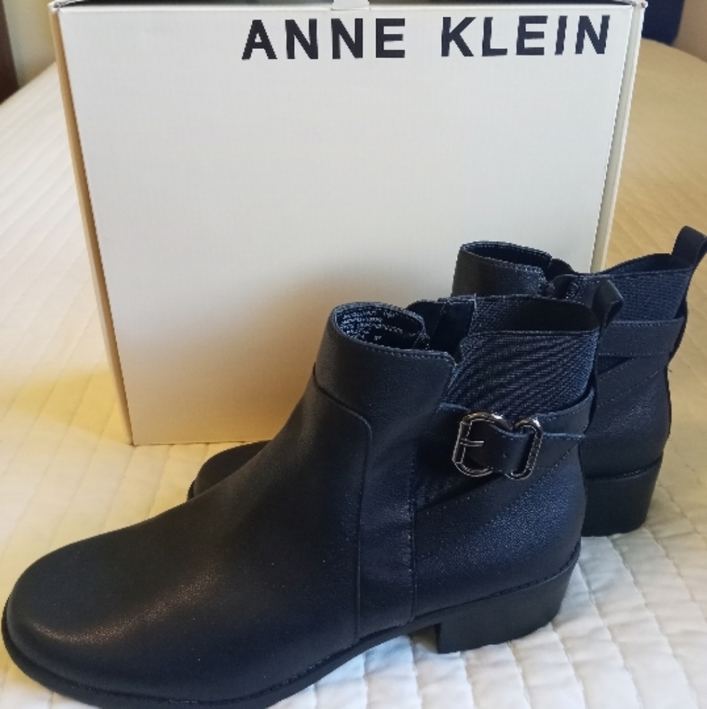 Women's low cut boots